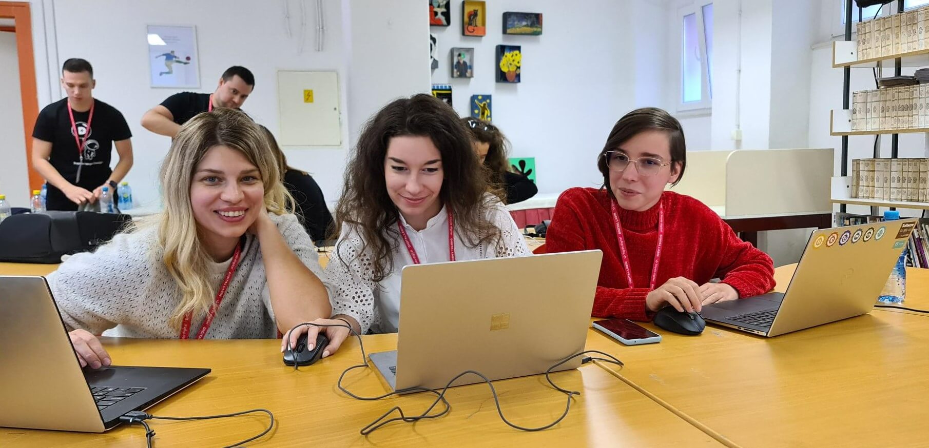 three female cenosco coworkers attending a workshop organized by digital labin conference