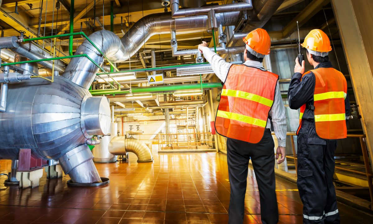 Ingenieure, die in einer Raffinerie Inspektionen durchführen