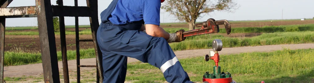 homme effectuant des opérations sur le terrain