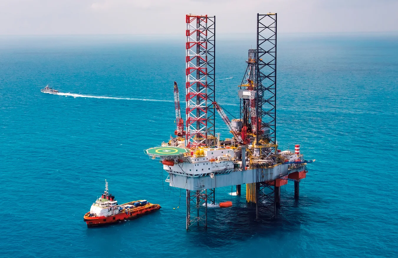 refinería de petróleo en el mar