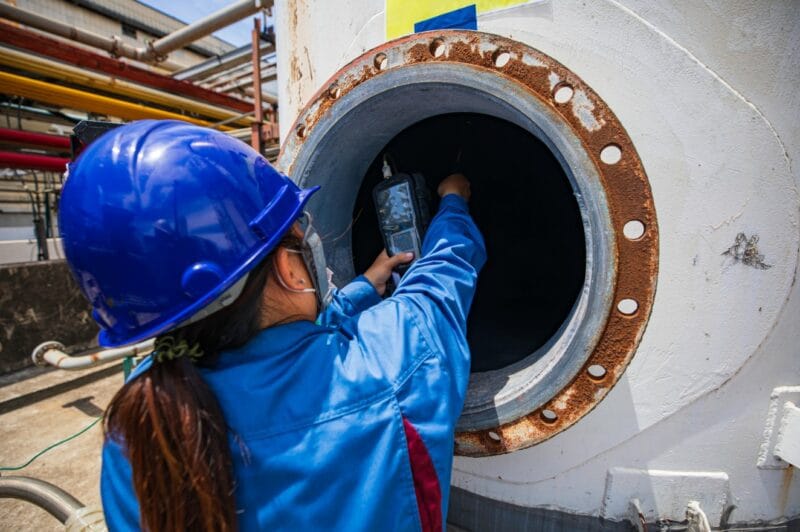 corrosion rate calculator, oil and gas engineer inspecting pipeline